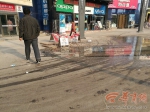 渭南市区贸易广场一下水井堵塞导致污水横流气味难闻 - 古汉台