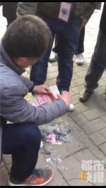一名男子在西安纺织城当街烧真钱惊呆路人 目击者称大概有两万多 - 古汉台
