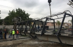 厄瓜多尔一卡车撞毁天桥 司机行人躲过一劫 - 西安网