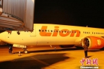 首批178名山东地区被困巴厘岛游客乘坐印尼狮子航空公司航班顺利抵达济南机场，图为一名游客家属在停机坪向飞机上的人家挥手致意。　沈泰 摄 - 古汉台