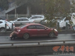 西安西二环开远门桥上发生38辆车连撞交通事故 律师：车主可起诉城管 - 古汉台