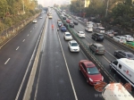 西安西二环开远门桥上发生38辆车连撞交通事故 律师：车主可起诉城管 - 古汉台