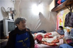 81岁老太捡垃圾养四条命 民政局将其纳入关爱援助 - 西安网