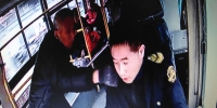 12月3日，安康12路公交车上，一名老年乘客拉拽公交车驾驶员现场监控截图。 - 古汉台