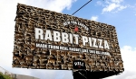 美披萨店用真兔皮为兔肉披萨打巨幅广告引争议 - 西安网