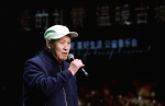 74岁老人登上“人生最大舞台”演唱 500观众见证老人圆梦过程 - 三秦网