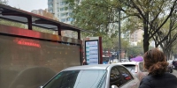 西安龙首北路西段公交站成“停车场” 乘客苦恼不已 - 西安网