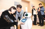 曲江医疗机器人“上岗” 为孕妇提供智能服务 - 西安网