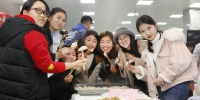 西安一高校举办“千人饺子宴” 师生共度冬至 - 西安网
