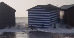 风暴“埃莉诺”袭击英国 海滩小屋被海浪推走 - 西安网