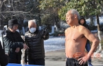 69岁西安老爷子-8℃赤膊锻炼 一年四季洗冷水澡 - 西安网