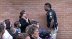 美国女教师抗议薪资被暴力驱逐 校方:不起诉她 - 西安网