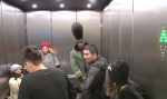 洛杉矶机场一男子怒发冲冠式发型引人注目 - 西安网