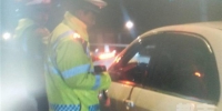 西安新城交警夜查酒驾 司机称没带车钥匙 - 华商网