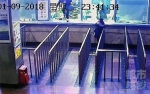 西安火车站一男子抡起灭火器 怒砸售票窗口 - 华商网