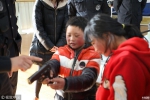 “冰花男孩”北京圆梦 和家人参观警校 - 西安网