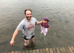 英男子冲入冰冷湖中救出婴儿 发现其竟是玩偶 - 西安网