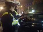 女司机开车敷面膜被查 交警：会致瘙痒 - 西安网