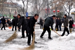 省民政厅组织全体干部积极扫雪 - 民政厅