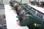 北京西站武警每天执勤18小时 小憩睡姿戳人泪点 - 西安网