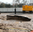 沣惠南路自来水管爆裂致路面塌陷成5米深大坑 十余辆车被淹 - 西安网