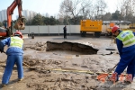 沣惠南路自来水管爆裂致路面塌陷成5米深大坑 十余辆车被淹 - 西安网