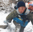 凉山男孩雪中背弟弟 200米落差山路走50分钟 - 西安网