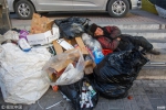 男子老伴去世后住街头卖废品 共捐款近40万 - 西安网