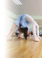6岁女孩学跳舞 练下腰致终身瘫痪 - 西安网