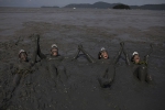 巴西海滩泥浆节参与者全身涂满泥浆酣畅狂欢 - 西安网