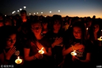 美国佛州民众烛光守夜 悼念枪击案遇难者 - 西安网