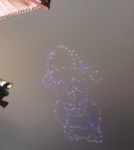 300架无人机在大唐芙蓉园升空 盘旋翻转上演大型空中灯光秀 - 西安网