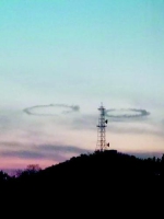 大连上空现巨大神秘“烟圈”，有人说飞机造成有人称有UFO - 西安网