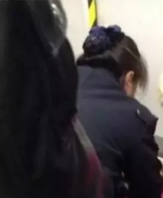 大爷地铁上昏迷 年轻女孩跪地做人工呼吸 - 西安网