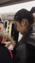 大爷地铁上昏迷 年轻女孩跪地做人工呼吸 - 西安网