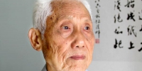 86岁老人左手写2万字文稿：为记录汶川地震 - 西安网