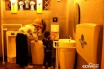 丽江古城的厕所内都设有极为人性化的第三卫生间，设施全部按照无障碍设计规范设计，还特别增设了儿童小便位、儿童安全座椅等。 - 西安网