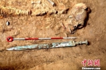 陕西发现秦人墓葬 出土完整铜剑及透明液体 - 陕西新闻