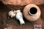 陕西发现秦人墓葬 出土完整铜剑及透明液体 - 陕西新闻