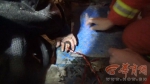 汉中市铺镇赵树村村委会旁一拾荒男子手指被卡垃圾箱 消防巧救援 - 古汉台