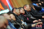 资料图：2014年3月21日，山西太原，民众在专业催眠师的引导下睡觉，释放压力。中新社发 韦亮 摄 - 三秦网