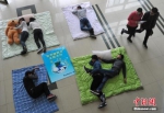 资料图：2015年3月20日，合肥学院的学生们举办“晒”睡姿大赛，迎接世界睡眠日的到来。 中新社发 韩苏原 摄 - 三秦网