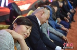 资料图：2014年3月21日，山西太原，民众在专业催眠师的引导下睡觉，释放压力。 中新社发 韦亮 摄 - 三秦网