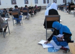 阿富汗一母亲抱娃席地而坐参加大学入学考试 - 西安网