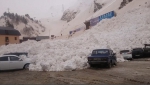 俄罗斯滑雪胜地突发雪崩 积雪淹没山下停车场 - 西安网