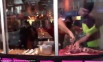 加拿大厨师现场宰割鹿腿讥讽素食主义者抗议行为 - 西安网