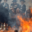 以色列民众庆逾越节 焚烧发酵食品火光熊熊 - 西安网
