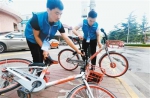 为城市建设出力 志愿者走上街头整理共享单车 - 西安网
