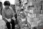 西安村民盖新房买到豆腐砖 一捏就碎 - 西安网