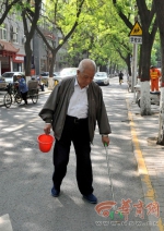 西安92岁老人义务捡烟头一年多 每天“扫街”2小时 - 西安网